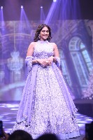 Regina Cassandra Photo Pictures